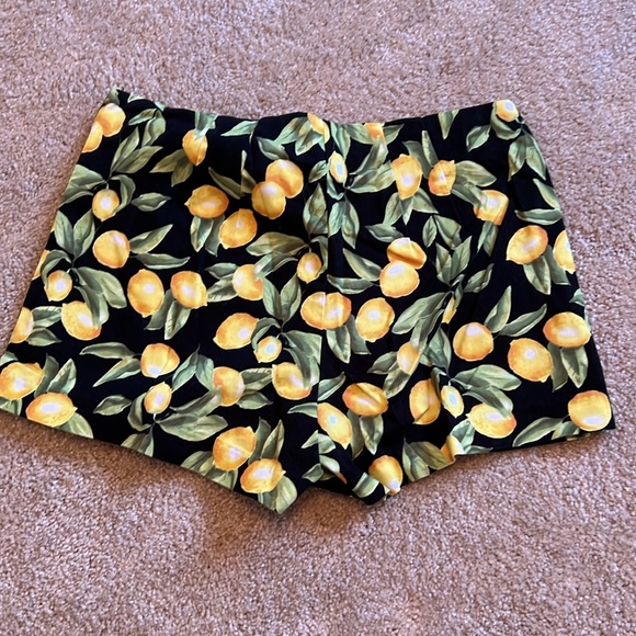 Lemon pattern shorts from Forever 21. Junior size medium. Zipper on side. - Picture 5 of 5